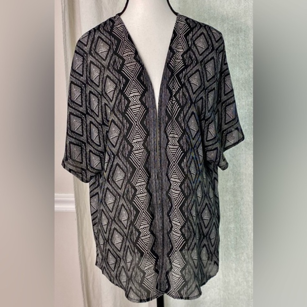 Liz Claiborne Geometric Kimono Topper Cardigan S/M Black White Boho Lightweight